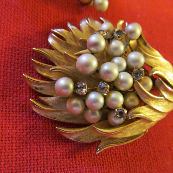 VINTAGE  ANTIQUE GOLD LEAF  BROACH AND CLIP EARRINGS- PEARLS RHIESTONES MINT - Picture 9 of 16